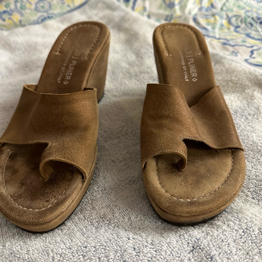 Ladies Donald Pliner SUEDE wedge shoes